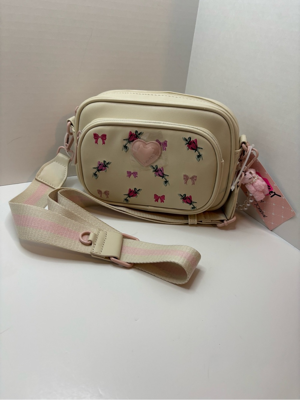 Luv Betsey Johnson beige, w Flowers/Bows design crossbody LBLIA